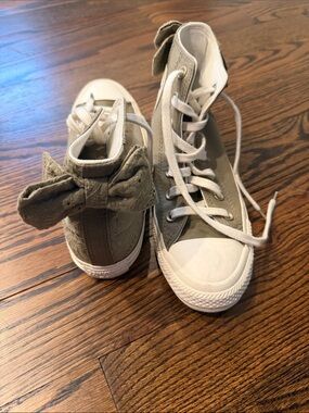 Converse Womens High-Top Sneakers in Olive Green with eyelet Bow